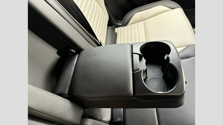 2024 認定中古車 Land Rover Discovery Sport サントリーニブラック プラグインハイブリッド（ガソリン） 標準ホイール Dynamic HSE