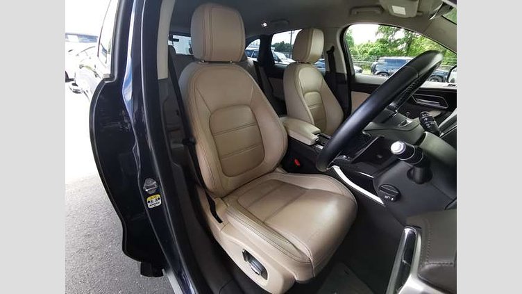2018 認定中古車 Jaguar F-Pace Loire Blue 2.0 litre i4D Diesel プレステージ2.0L D180
