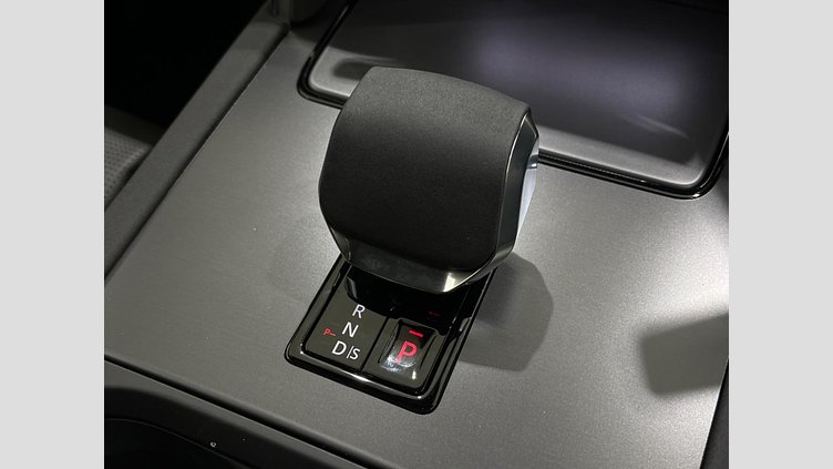2024 認定中古車 Land Rover Discovery Sport フジホワイト プラグインハイブリッド（ガソリン） 標準ホイール Dynamic HSE