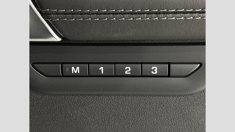 2024 認定中古車 Land Rover Discovery Sport フジホワイト プラグインハイブリッド（ガソリン） 標準ホイール Dynamic HSE