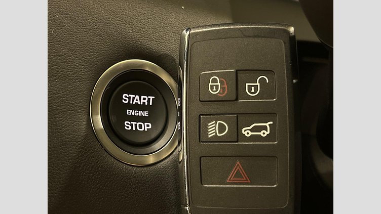2024 認定中古車 Land Rover Discovery Sport フジホワイト プラグインハイブリッド（ガソリン） 標準ホイール Dynamic HSE