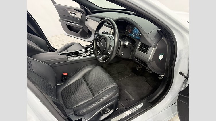 2018 認定中古車 Jaguar XF Yulong White 2.0PET スポーツブレイク　P250