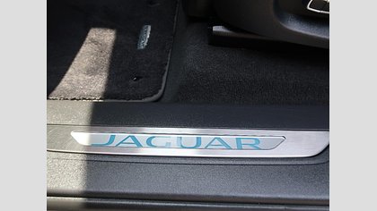 F-Pace 52