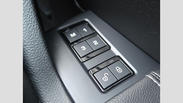 2018 認定中古車 Jaguar F-Pace Silicon Silver 2.0L I4 Pet Mid DOHC AJ200 Ｒ－スポーツ