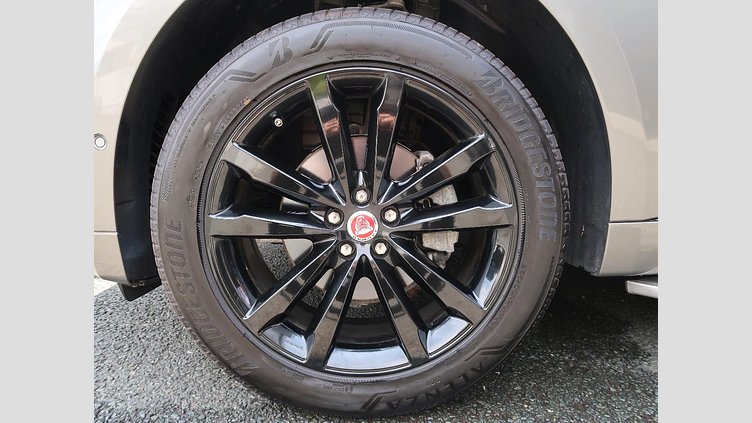 2018 認定中古車 Jaguar F-Pace Silicon Silver 2.0L I4 Pet Mid DOHC AJ200 Ｒ－スポーツ