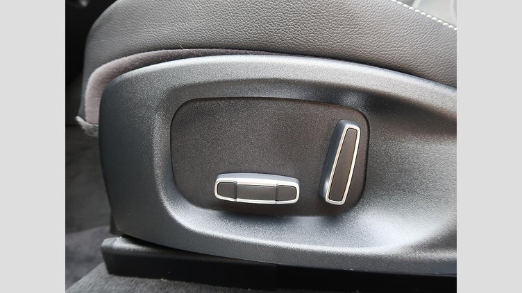 2018 認定中古車 Jaguar F-Pace Silicon Silver 2.0L I4 Pet Mid DOHC AJ200 Ｒ－スポーツ