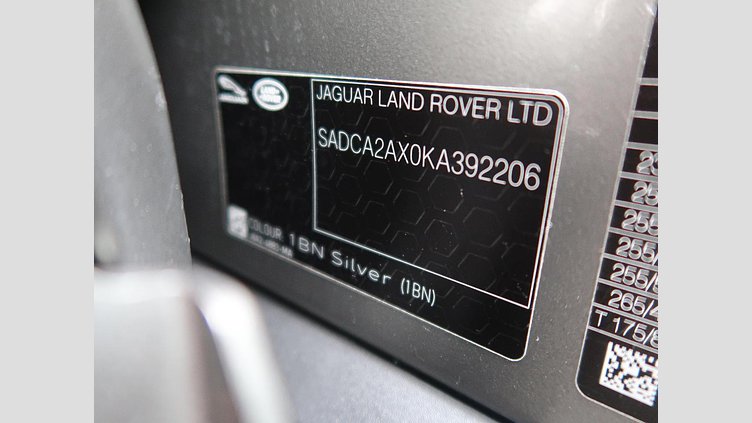 2018 認定中古車 Jaguar F-Pace Silicon Silver 2.0L I4 Pet Mid DOHC AJ200 Ｒ－スポーツ