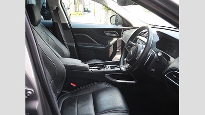 F-Pace 19