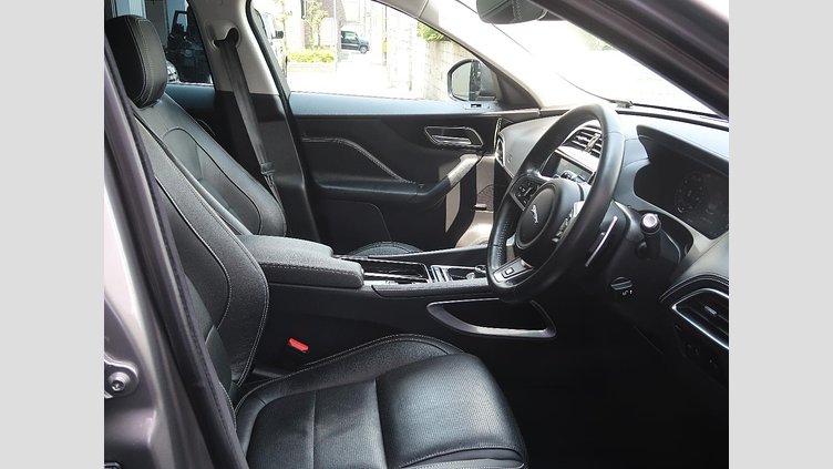 2018 認定中古車 Jaguar F-Pace Silicon Silver 2.0L I4 Pet Mid DOHC AJ200 Ｒ－スポーツ