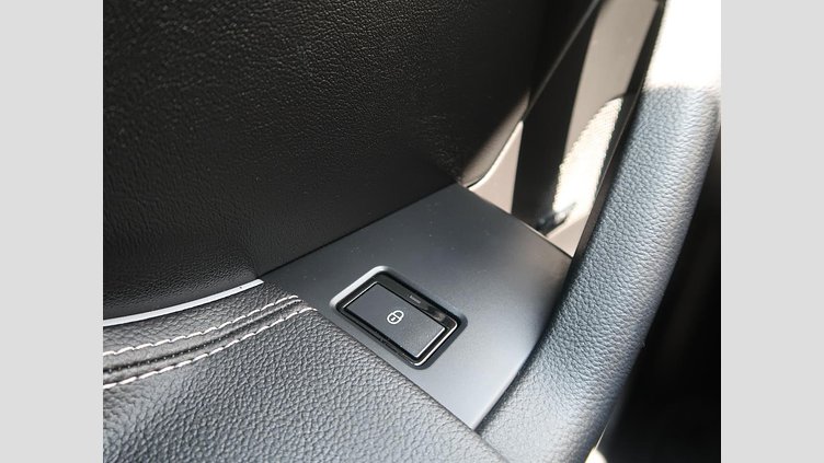 2018 認定中古車 Jaguar F-Pace Silicon Silver 2.0L I4 Pet Mid DOHC AJ200 Ｒ－スポーツ