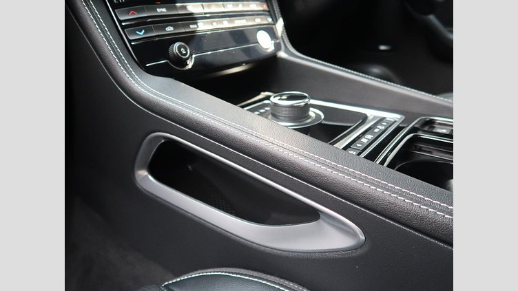 2018 認定中古車 Jaguar F-Pace Silicon Silver 2.0L I4 Pet Mid DOHC AJ200 Ｒ－スポーツ