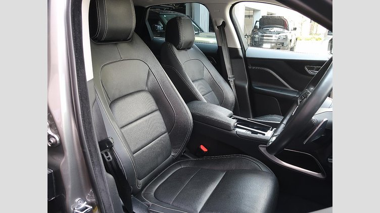 2018 認定中古車 Jaguar F-Pace Silicon Silver 2.0L I4 Pet Mid DOHC AJ200 Ｒ－スポーツ