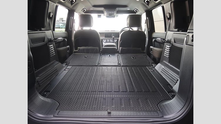 2024 認定中古車 Land Rover Defender 110 サントリーニブラック D300 AWD（AT） XダイナミックSE