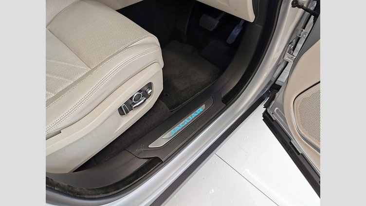 2022 認定中古車 Jaguar F-Pace ハクバシルバー P250 AWD（オートマチック） S