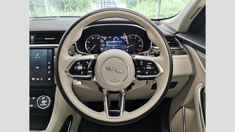 2022 認定中古車 Jaguar F-Pace ハクバシルバー P250 AWD（オートマチック） S