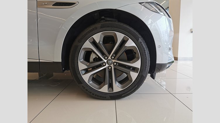 2022 認定中古車 Jaguar F-Pace ハクバシルバー P250 AWD（オートマチック） S