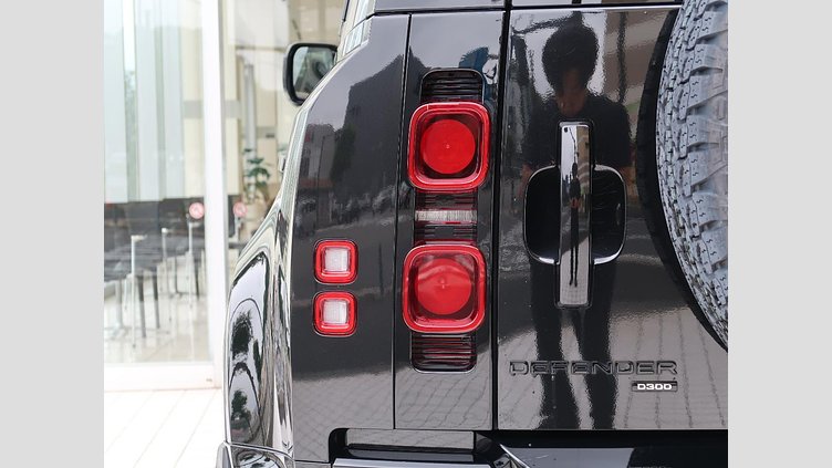 2022 認定中古車 Land Rover Defender 110 Santorini Black 3.0 litre i6D​ ダイナミックＨＳＥ Ｄ３００ エアサスペンション装着車
