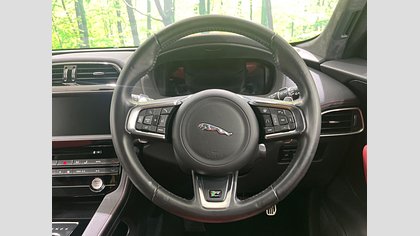F-Pace 33