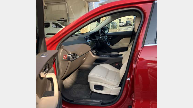 2018 認定中古車 Jaguar F-Pace Firenze Red ８AT プレステージ　２０d