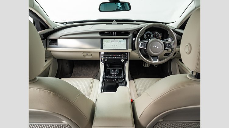 2018 認定中古車 Jaguar XF Loire Blue 2.0diesel スポーツブレイク　プレステージ　20ｄ