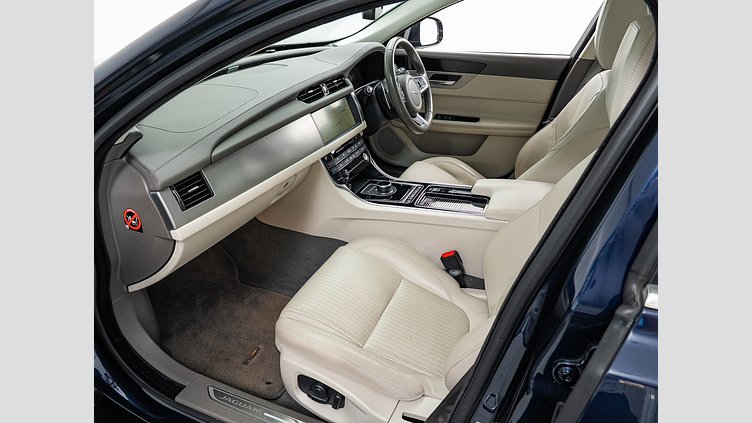 2018 認定中古車 Jaguar XF Loire Blue 2.0diesel スポーツブレイク　プレステージ　20ｄ