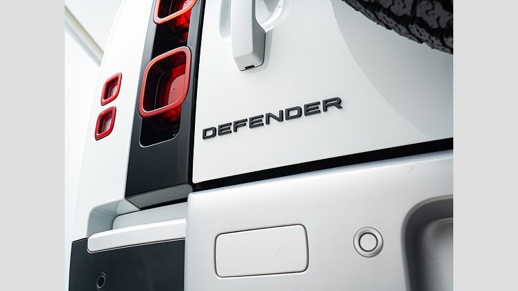 2024 認定中古車 Land Rover Defender 110 Fuji White 3.0 litre i6D​ S　D350　コイルサスペンション