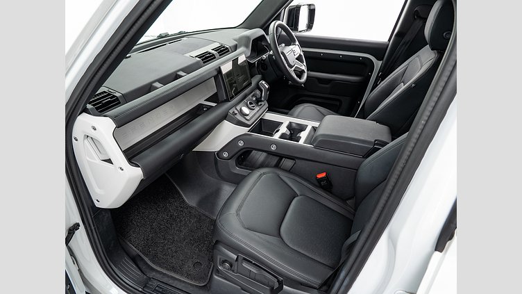 2024 認定中古車 Land Rover Defender 110 Fuji White 3.0 litre i6D​ S　D350　コイルサスペンション
