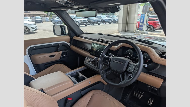 2025 認定中古車 Land Rover Defender 90 フジホワイト P525 ガソリン V8