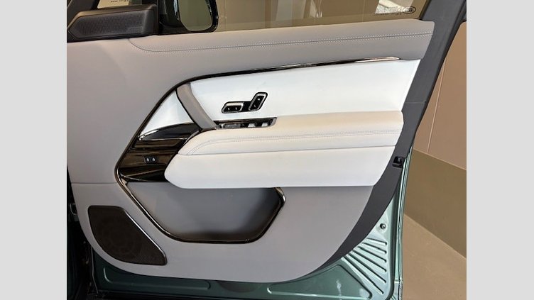 2024 認定中古車 Land Rover Range Rover BespokeGreen in gloss fnish SV　4.4L　V8　615PS SVビスポークバルモラルエディション