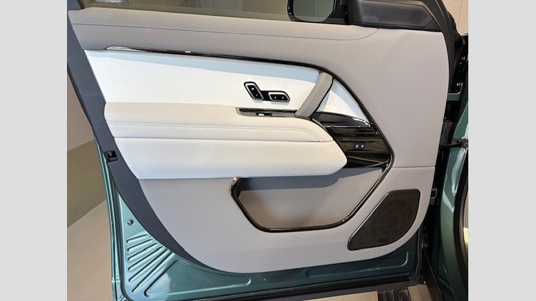 2024 認定中古車 Land Rover Range Rover BespokeGreen in gloss fnish SV　4.4L　V8　615PS SVビスポークバルモラルエディション