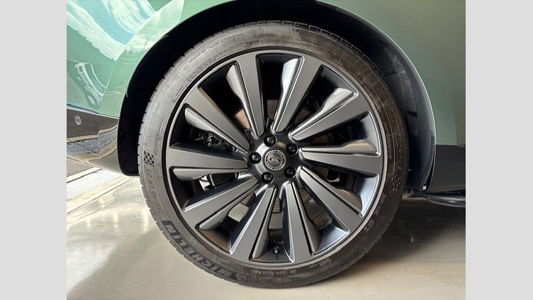 2024 認定中古車 Land Rover Range Rover BespokeGreen in gloss fnish SV　4.4L　V8　615PS SVビスポークバルモラルエディション