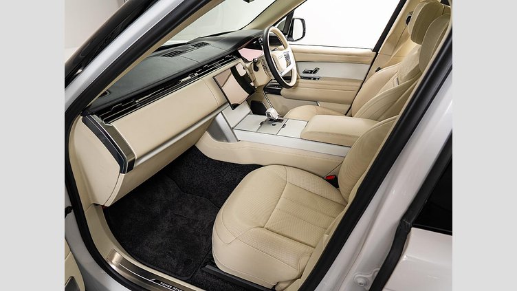 2024 認定中古車 Land Rover Range Rover アイシーホワイト - グロスフィニッシュ P550 AWD PHEV（AT） スタンダードホイールベース SV