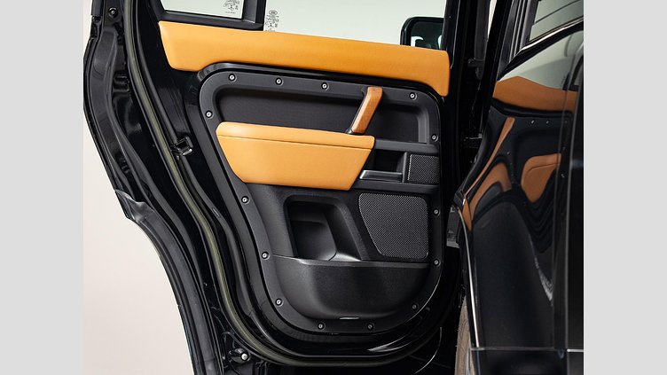 2022 認定中古車 Land Rover Defender 110 サントリーニブラック D300 AWD（AT） X