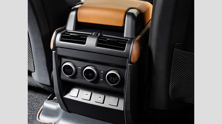 2022 認定中古車 Land Rover Defender 110 サントリーニブラック D300 AWD（AT） X