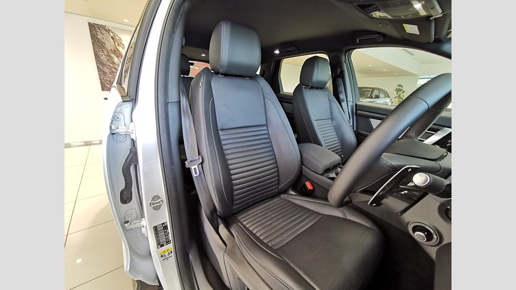 2024 認定中古車 Land Rover Discovery Sport オストゥーニパールホワイト D200マイルドハイブリッド（ディーゼル） 標準ホイール DYNAMIC SE