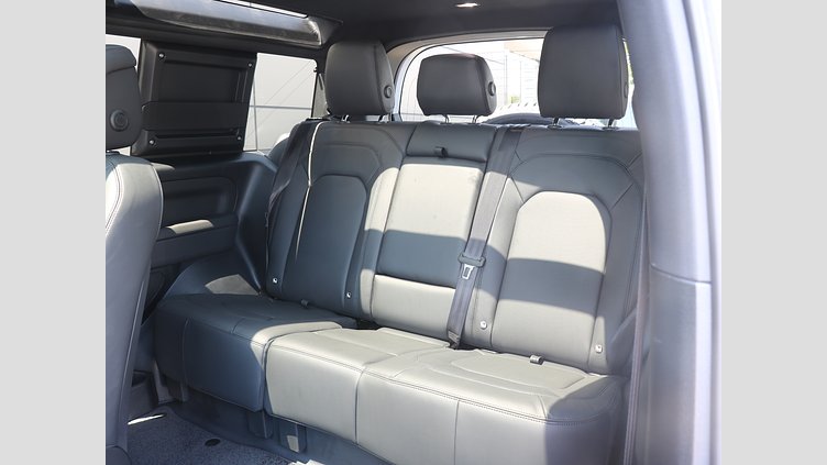 2025 認定中古車 Land Rover Defender 90 フジホワイト D350 ディーゼルマイルドハイブリッド X-Dynamic HSE