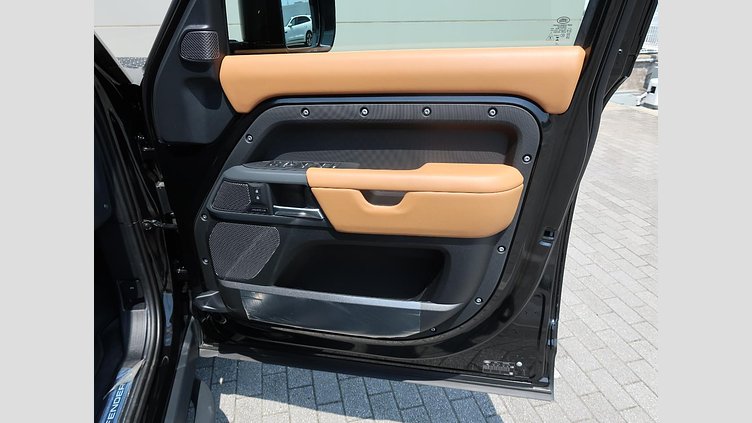 2024 認定中古車 Land Rover Defender 110 サントリーニブラック D300 AWD（AT） X-DYNAMIC HSE