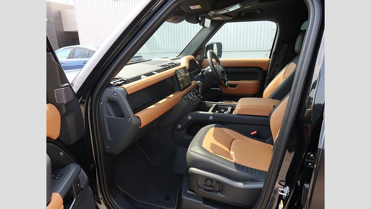 2024 認定中古車 Land Rover Defender 110 サントリーニブラック D300 AWD（AT） X-DYNAMIC HSE