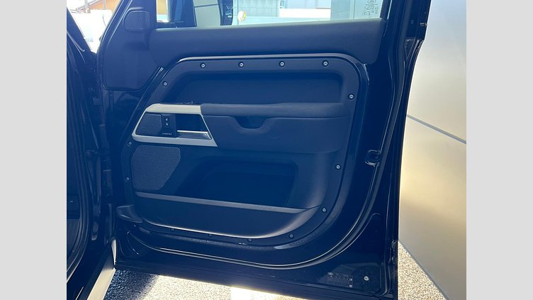 2023 認定中古車 Land Rover Defender 110 サントリーニブラック P300 AWD（AT） XS EDITION