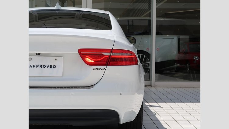 2017 認定中古車 Jaguar XE Fuji White ＭＥＲＩＤＩＡＮサウンド　フロントシートヒーター　ステアリングパドルシフト　アダプティブクルーズコントロール　電動調整ステアリングコラム　メモリ付きフロントシート　バックモニター プレステージ