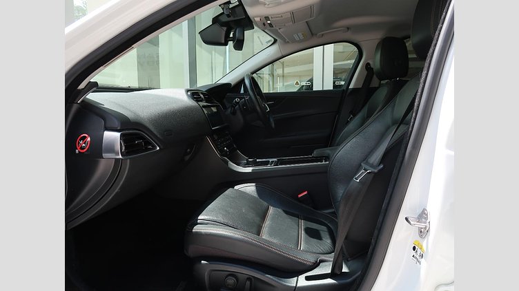 2017 認定中古車 Jaguar XE Fuji White ＭＥＲＩＤＩＡＮサウンド　フロントシートヒーター　ステアリングパドルシフト　アダプティブクルーズコントロール　電動調整ステアリングコラム　メモリ付きフロントシート　バックモニター プレステージ