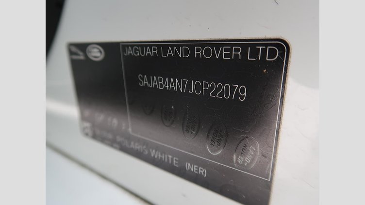 2017 認定中古車 Jaguar XE Fuji White ＭＥＲＩＤＩＡＮサウンド　フロントシートヒーター　ステアリングパドルシフト　アダプティブクルーズコントロール　電動調整ステアリングコラム　メモリ付きフロントシート　バックモニター プレステージ