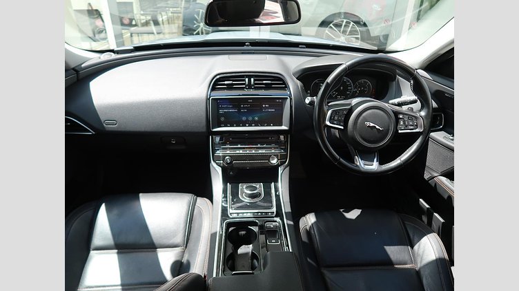 2017 認定中古車 Jaguar XE Fuji White ＭＥＲＩＤＩＡＮサウンド　フロントシートヒーター　ステアリングパドルシフト　アダプティブクルーズコントロール　電動調整ステアリングコラム　メモリ付きフロントシート　バックモニター プレステージ