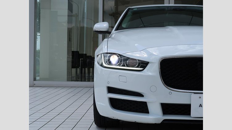 2017 認定中古車 Jaguar XE Fuji White ＭＥＲＩＤＩＡＮサウンド　フロントシートヒーター　ステアリングパドルシフト　アダプティブクルーズコントロール　電動調整ステアリングコラム　メモリ付きフロントシート　バックモニター プレステージ