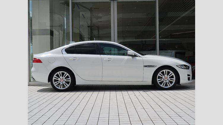 2017 認定中古車 Jaguar XE Fuji White ＭＥＲＩＤＩＡＮサウンド　フロントシートヒーター　ステアリングパドルシフト　アダプティブクルーズコントロール　電動調整ステアリングコラム　メモリ付きフロントシート　バックモニター プレステージ
