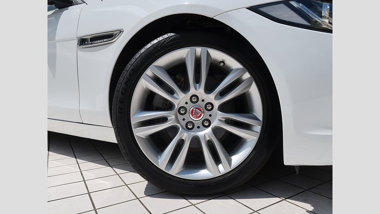 2017 認定中古車 Jaguar XE Fuji White ＭＥＲＩＤＩＡＮサウンド　フロントシートヒーター　ステアリングパドルシフト　アダプティブクルーズコントロール　電動調整ステアリングコラム　メモリ付きフロントシート　バックモニター プレステージ