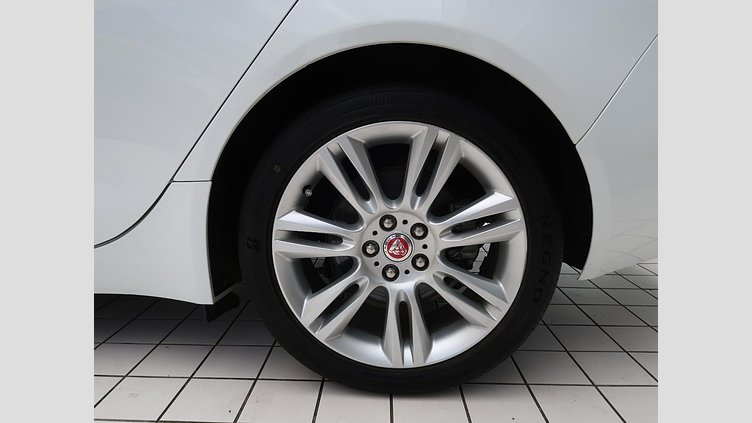 2017 認定中古車 Jaguar XE Fuji White ＭＥＲＩＤＩＡＮサウンド　フロントシートヒーター　ステアリングパドルシフト　アダプティブクルーズコントロール　電動調整ステアリングコラム　メモリ付きフロントシート　バックモニター プレステージ