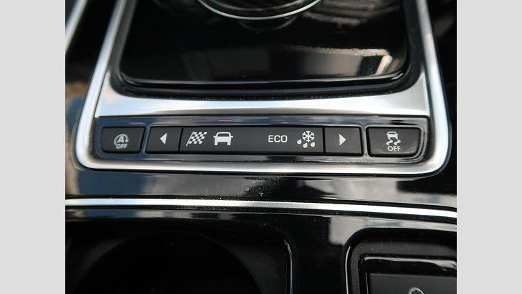 2017 認定中古車 Jaguar XE Fuji White ＭＥＲＩＤＩＡＮサウンド　フロントシートヒーター　ステアリングパドルシフト　アダプティブクルーズコントロール　電動調整ステアリングコラム　メモリ付きフロントシート　バックモニター プレステージ