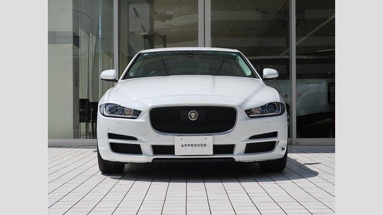 2017 認定中古車 Jaguar XE Fuji White ＭＥＲＩＤＩＡＮサウンド　フロントシートヒーター　ステアリングパドルシフト　アダプティブクルーズコントロール　電動調整ステアリングコラム　メモリ付きフロントシート　バックモニター プレステージ