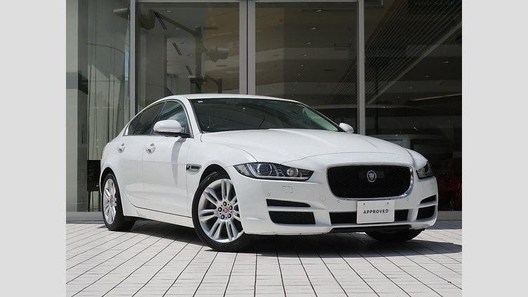 2017 認定中古車 Jaguar XE Fuji White ＭＥＲＩＤＩＡＮサウンド　フロントシートヒーター　ステアリングパドルシフト　アダプティブクルーズコントロール　電動調整ステアリングコラム　メモリ付きフロントシート　バックモニター プレステージ